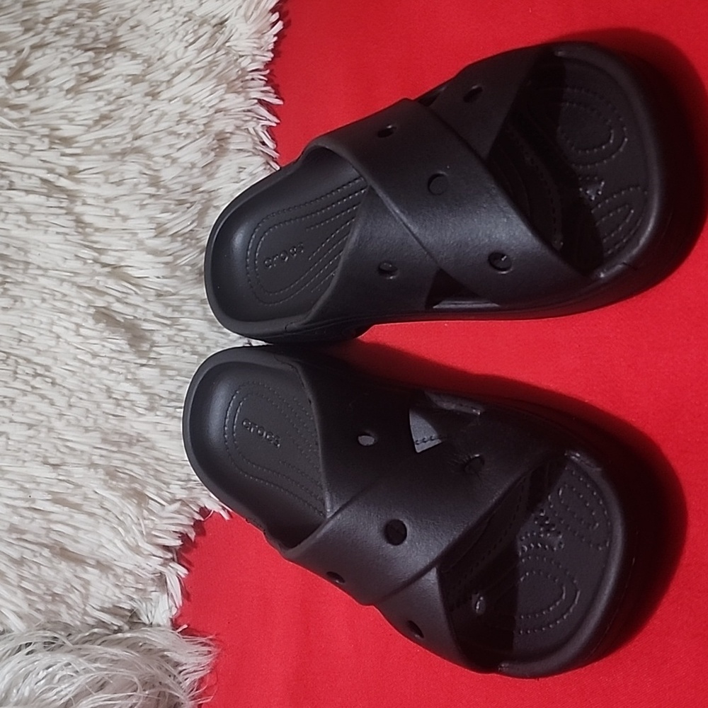 Crocs Women's Classic Cross Strap Sandal